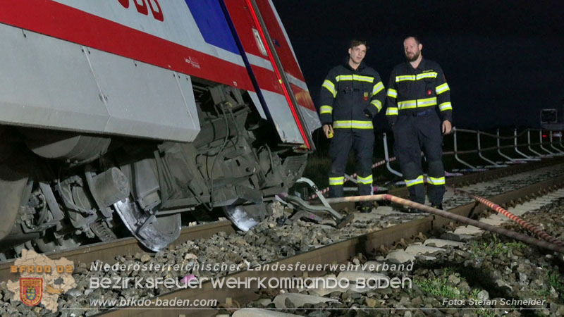 20250902_Pkw kollidiert mit Triebwagen der Aspangbahn in Guenselsdorf Foto: Stefan Schneider BFKDO BADEN