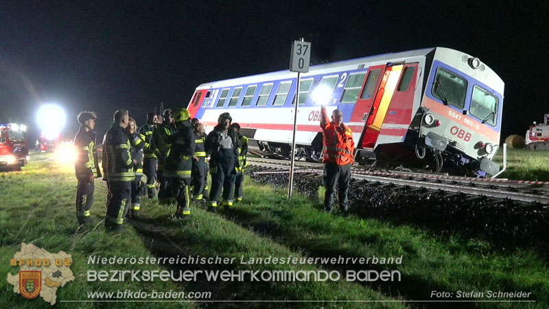 20250902_Pkw kollidiert mit Triebwagen der Aspangbahn in Guenselsdorf Foto: Stefan Schneider BFKDO BADEN