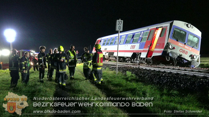 20250902_Pkw kollidiert mit Triebwagen der Aspangbahn in Guenselsdorf Foto: Stefan Schneider BFKDO BADEN