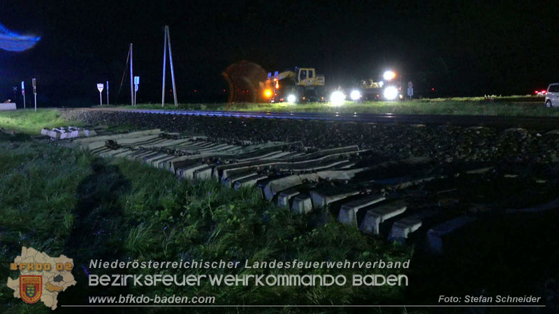 20250902_Pkw kollidiert mit Triebwagen der Aspangbahn in Guenselsdorf Foto: Stefan Schneider BFKDO BADEN