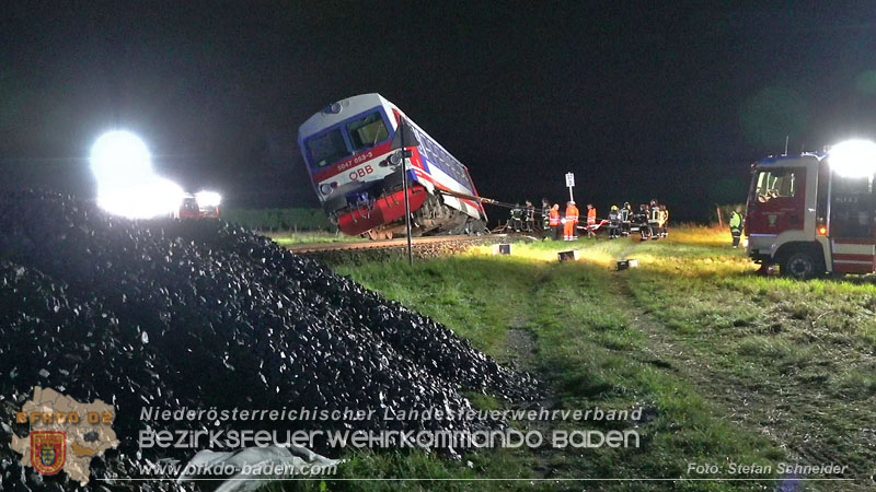 20250902_Pkw kollidiert mit Triebwagen der Aspangbahn in Guenselsdorf Foto: Stefan Schneider BFKDO BADEN