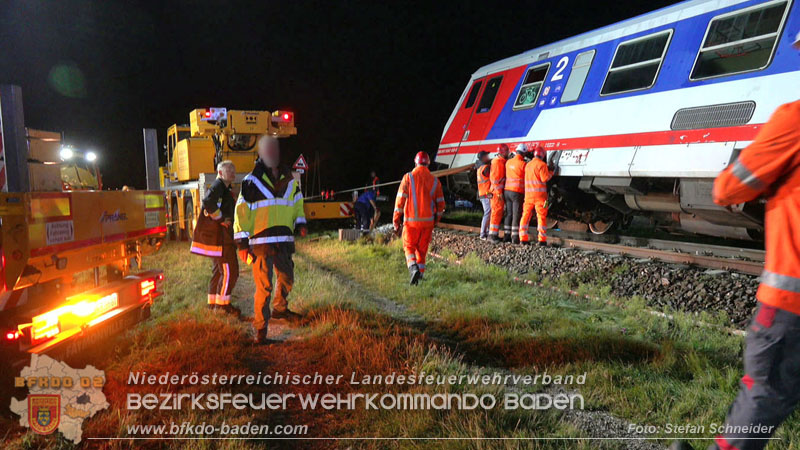 20250902_Pkw kollidiert mit Triebwagen der Aspangbahn in Guenselsdorf Foto: Stefan Schneider BFKDO BADEN