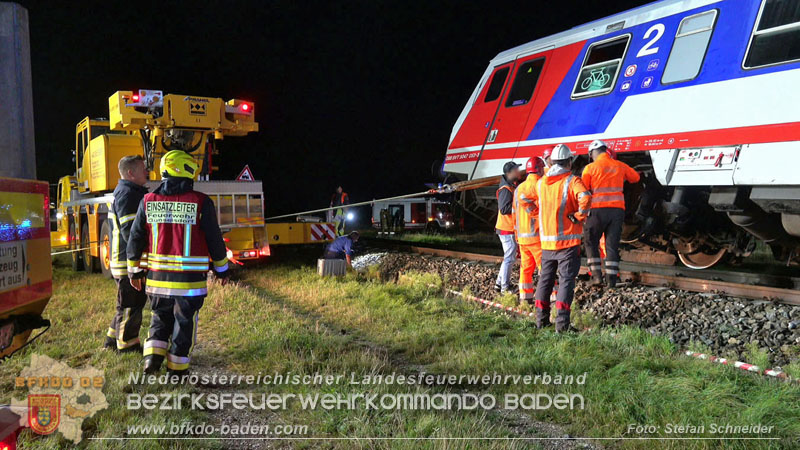 20250902_Pkw kollidiert mit Triebwagen der Aspangbahn in Guenselsdorf Foto: Stefan Schneider BFKDO BADEN