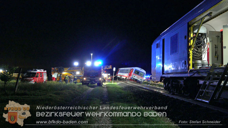20250902_Pkw kollidiert mit Triebwagen der Aspangbahn in Guenselsdorf Foto: Stefan Schneider BFKDO BADEN