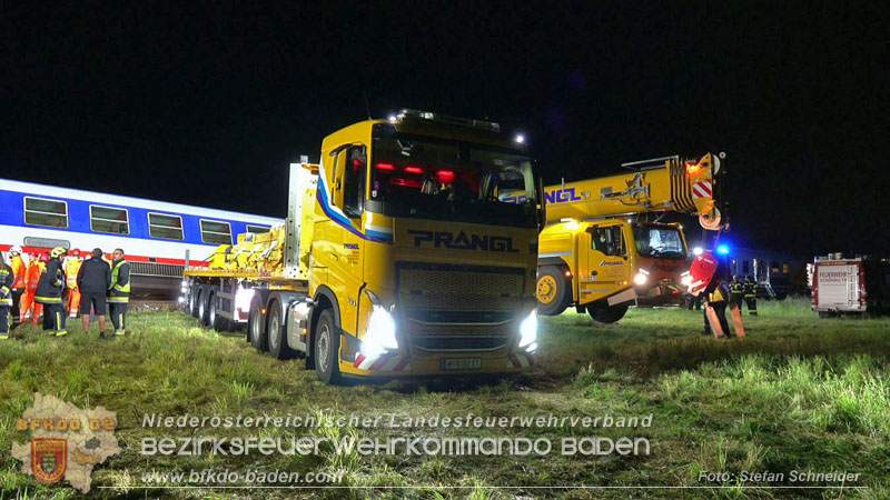 20250902_Pkw kollidiert mit Triebwagen der Aspangbahn in Guenselsdorf Foto: Stefan Schneider BFKDO BADEN