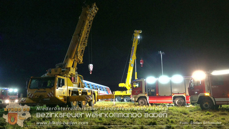 20250902_Pkw kollidiert mit Triebwagen der Aspangbahn in Guenselsdorf Foto: Stefan Schneider BFKDO BADEN
