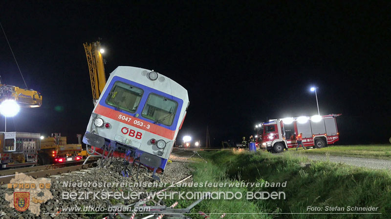 20250902_Pkw kollidiert mit Triebwagen der Aspangbahn in Guenselsdorf Foto: Stefan Schneider BFKDO BADEN