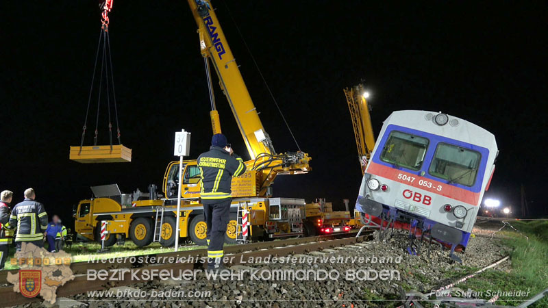 20250902_Pkw kollidiert mit Triebwagen der Aspangbahn in Guenselsdorf Foto: Stefan Schneider BFKDO BADEN