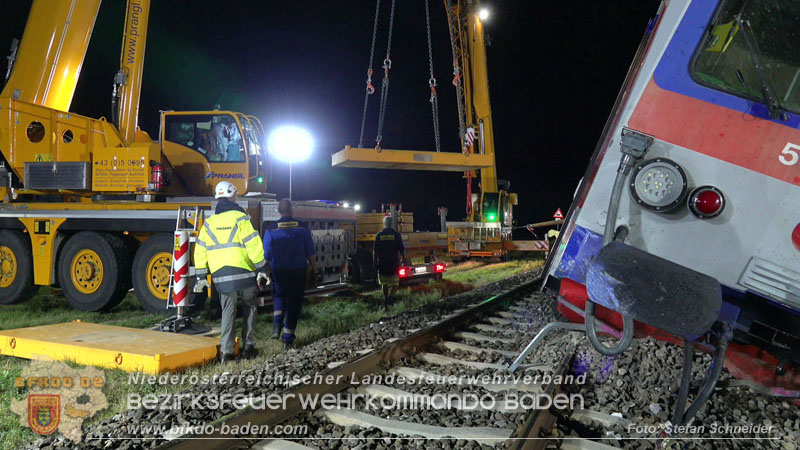 20250902_Pkw kollidiert mit Triebwagen der Aspangbahn in Guenselsdorf Foto: Stefan Schneider BFKDO BADEN