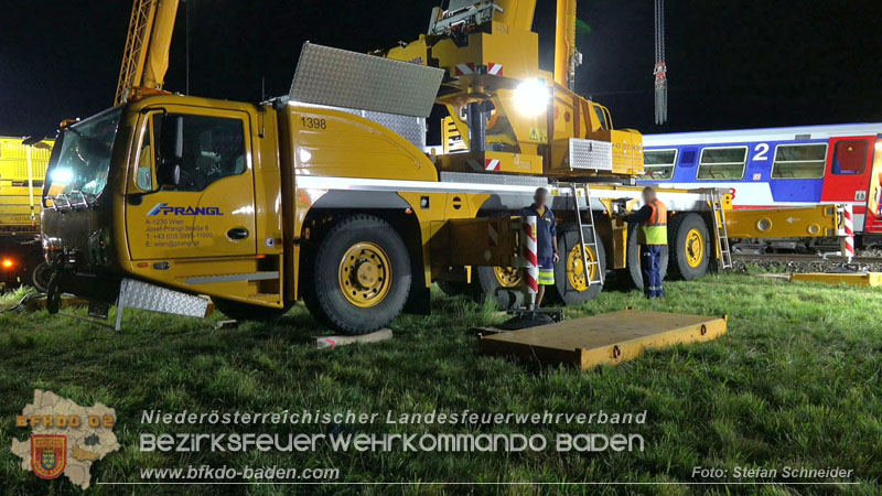20250902_Pkw kollidiert mit Triebwagen der Aspangbahn in Guenselsdorf Foto: Stefan Schneider BFKDO BADEN