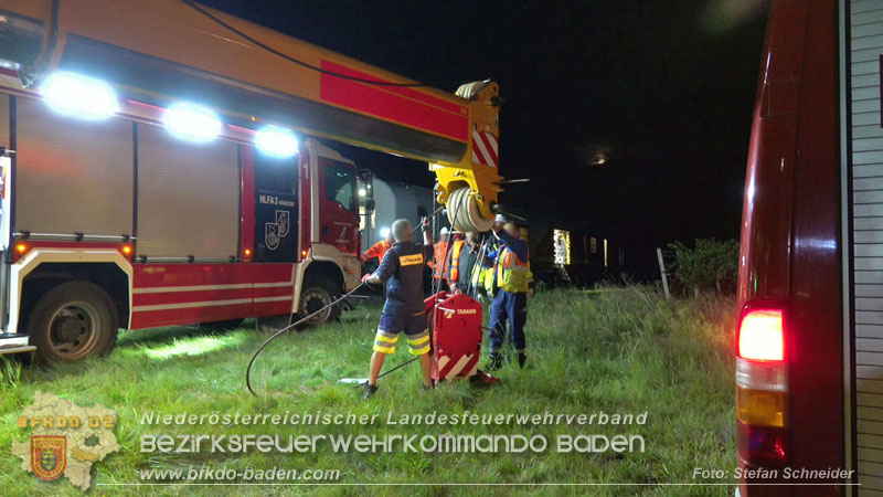 20250902_Pkw kollidiert mit Triebwagen der Aspangbahn in Guenselsdorf Foto: Stefan Schneider BFKDO BADEN