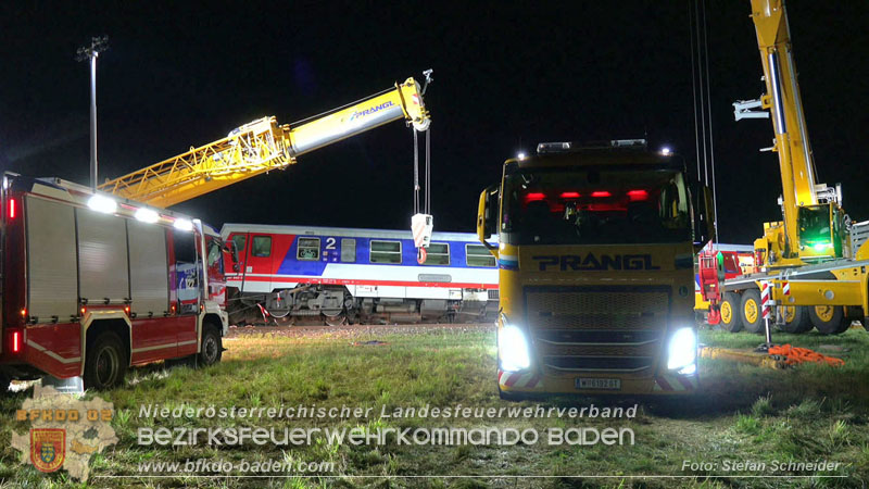 20250902_Pkw kollidiert mit Triebwagen der Aspangbahn in Guenselsdorf Foto: Stefan Schneider BFKDO BADEN