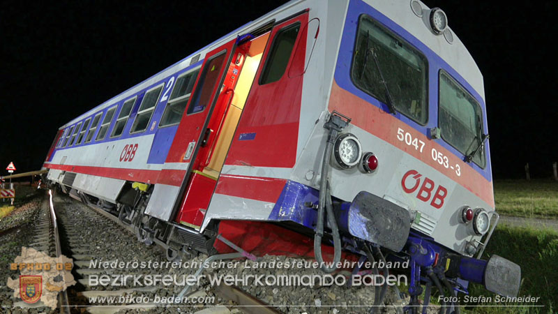 20250902_Pkw kollidiert mit Triebwagen der Aspangbahn in Guenselsdorf Foto: Stefan Schneider BFKDO BADEN