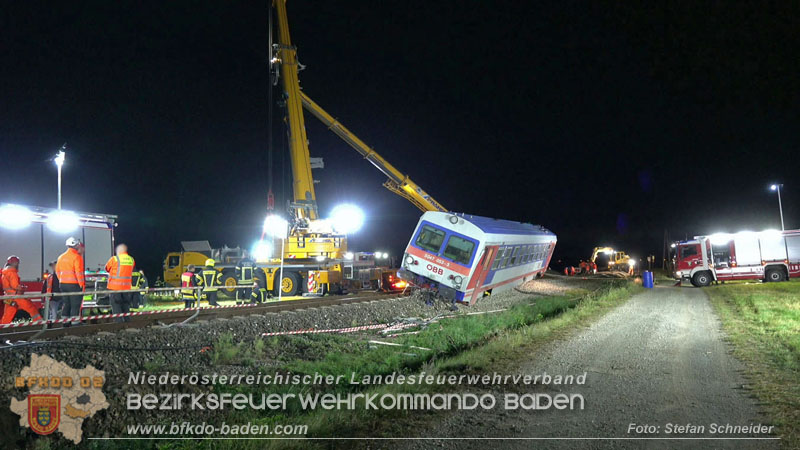 20250902_Pkw kollidiert mit Triebwagen der Aspangbahn in Guenselsdorf Foto: Stefan Schneider BFKDO BADEN