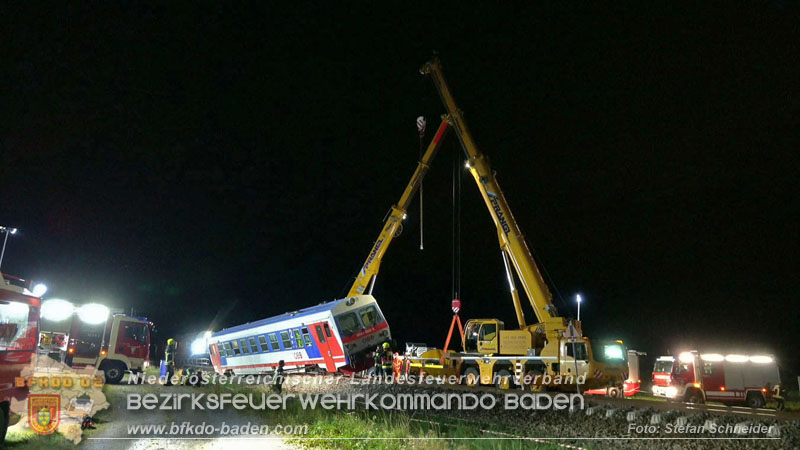 20250902_Pkw kollidiert mit Triebwagen der Aspangbahn in Guenselsdorf Foto: Stefan Schneider BFKDO BADEN