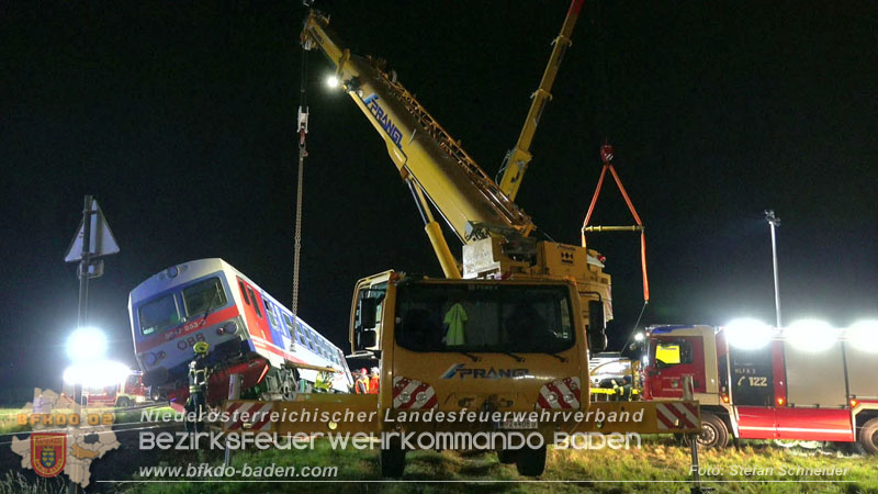 20250902_Pkw kollidiert mit Triebwagen der Aspangbahn in Guenselsdorf Foto: Stefan Schneider BFKDO BADEN