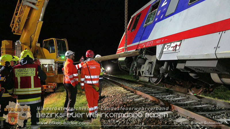 20250902_Pkw kollidiert mit Triebwagen der Aspangbahn in Guenselsdorf Foto: Stefan Schneider BFKDO BADEN