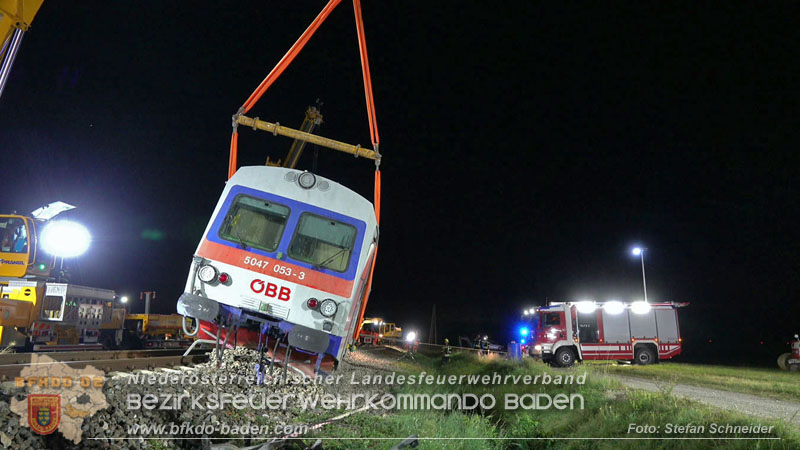 20250902_Pkw kollidiert mit Triebwagen der Aspangbahn in Guenselsdorf Foto: Stefan Schneider BFKDO BADEN