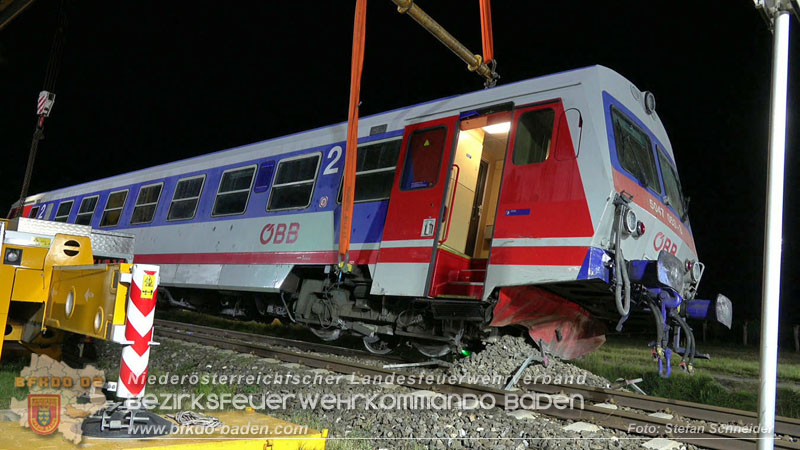 20250902_Pkw kollidiert mit Triebwagen der Aspangbahn in Guenselsdorf Foto: Stefan Schneider BFKDO BADEN