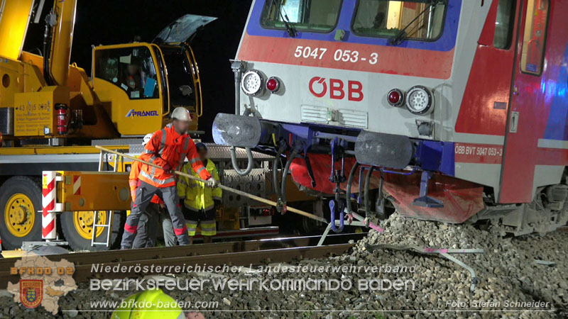 20250902_Pkw kollidiert mit Triebwagen der Aspangbahn in Guenselsdorf Foto: Stefan Schneider BFKDO BADEN