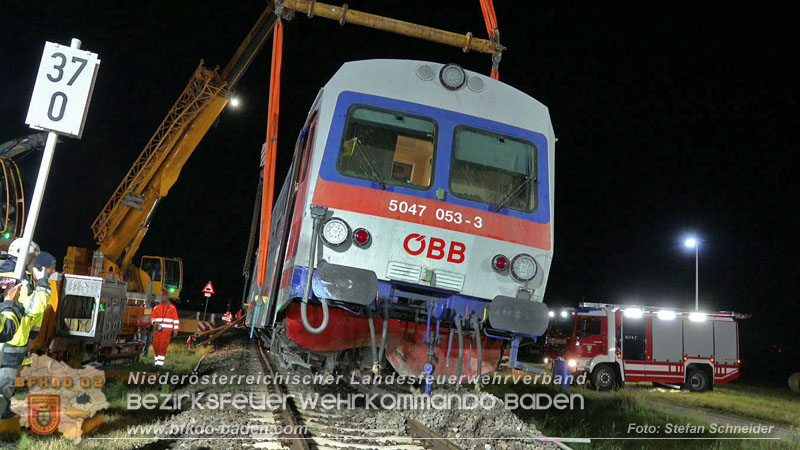 20250902_Pkw kollidiert mit Triebwagen der Aspangbahn in Guenselsdorf Foto: Stefan Schneider BFKDO BADEN