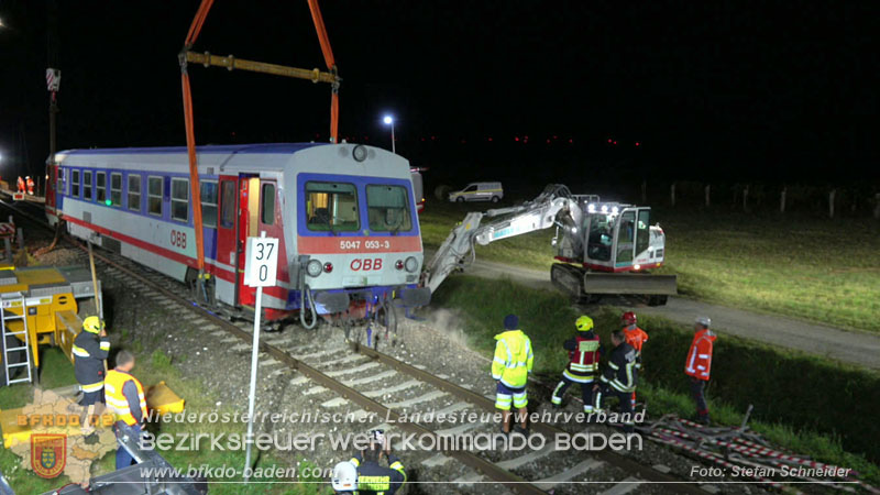 20250902_Pkw kollidiert mit Triebwagen der Aspangbahn in Guenselsdorf Foto: Stefan Schneider BFKDO BADEN