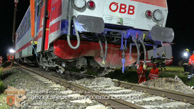 20250902_Pkw kollidiert mit Triebwagen der Aspangbahn in Guenselsdorf Foto: Stefan Schneider BFKDO BADEN