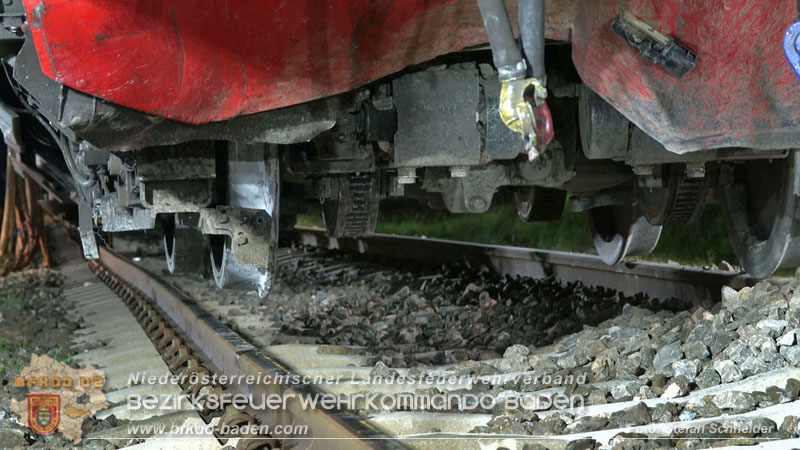 20250902_Pkw kollidiert mit Triebwagen der Aspangbahn in Guenselsdorf Foto: Stefan Schneider BFKDO BADEN