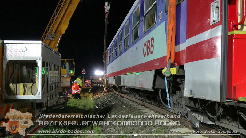 20250902_Pkw kollidiert mit Triebwagen der Aspangbahn in Guenselsdorf Foto: Stefan Schneider BFKDO BADEN