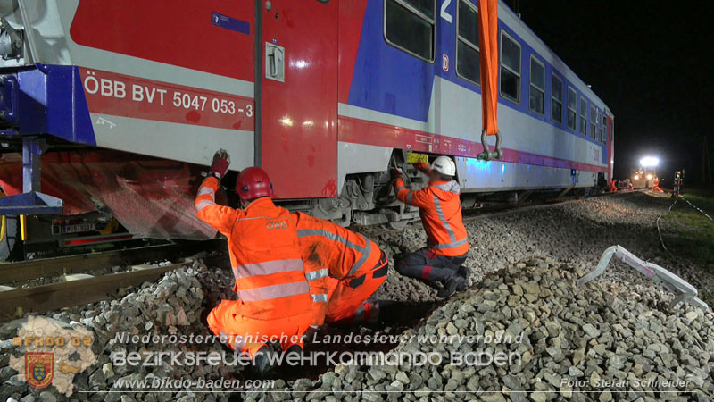 20250902_Pkw kollidiert mit Triebwagen der Aspangbahn in Guenselsdorf Foto: Stefan Schneider BFKDO BADEN