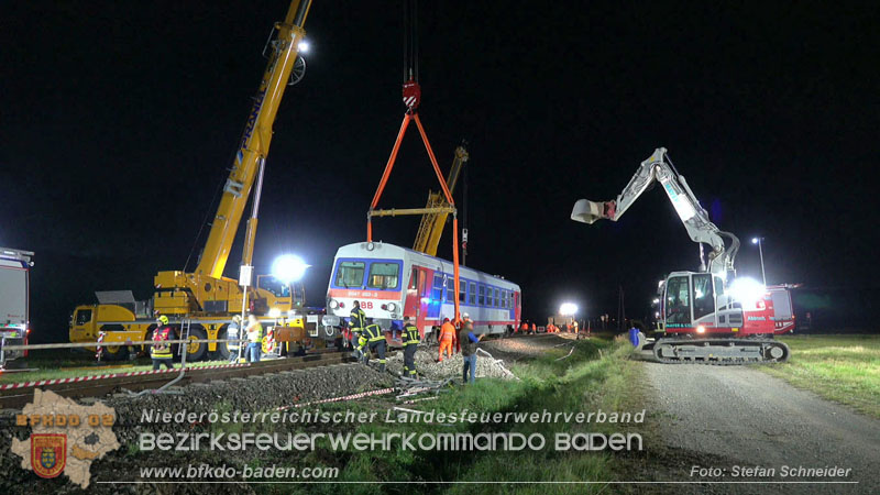 20250902_Pkw kollidiert mit Triebwagen der Aspangbahn in Guenselsdorf Foto: Stefan Schneider BFKDO BADEN