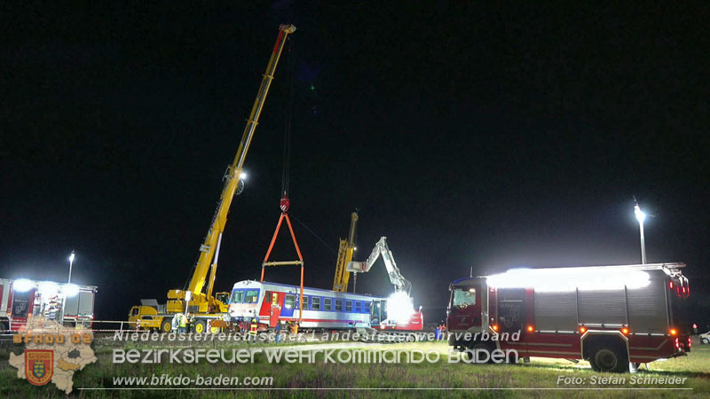 20250902_Pkw kollidiert mit Triebwagen der Aspangbahn in Guenselsdorf Foto: Stefan Schneider BFKDO BADEN