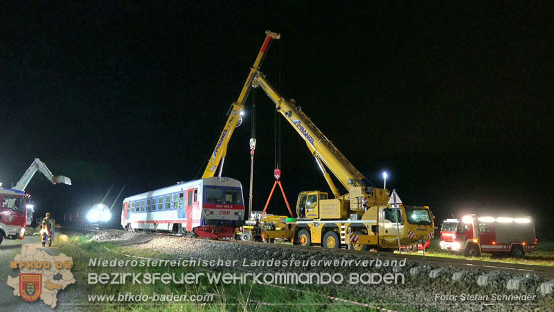 20250902_Pkw kollidiert mit Triebwagen der Aspangbahn in Guenselsdorf Foto: Stefan Schneider BFKDO BADEN