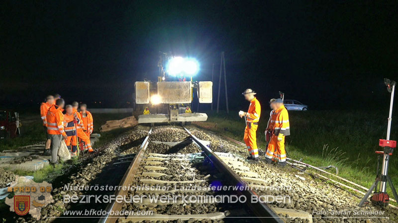 20250902_Pkw kollidiert mit Triebwagen der Aspangbahn in Guenselsdorf Foto: Stefan Schneider BFKDO BADEN