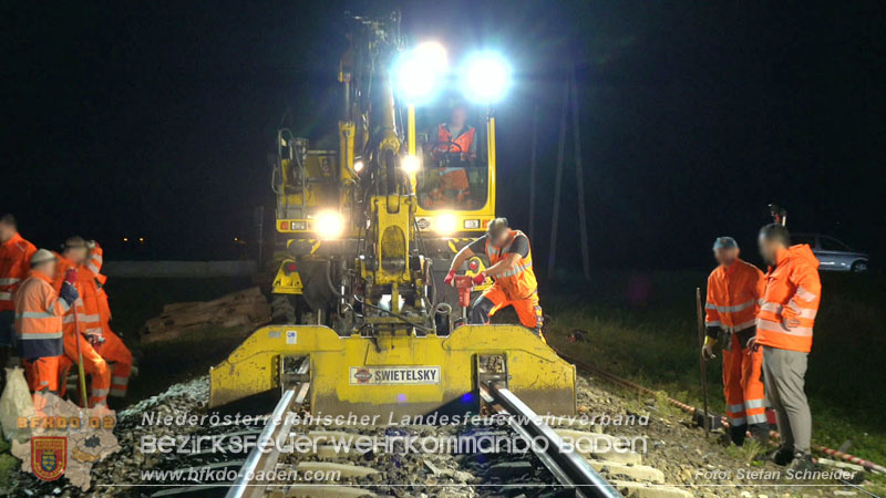 20250902_Pkw kollidiert mit Triebwagen der Aspangbahn in Guenselsdorf Foto: Stefan Schneider BFKDO BADEN
