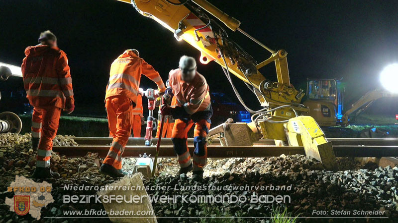 20250902_Pkw kollidiert mit Triebwagen der Aspangbahn in Guenselsdorf Foto: Stefan Schneider BFKDO BADEN
