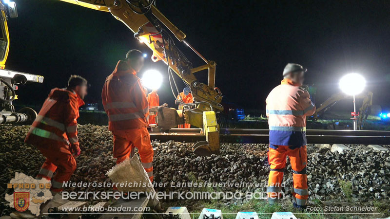 20250902_Pkw kollidiert mit Triebwagen der Aspangbahn in Guenselsdorf Foto: Stefan Schneider BFKDO BADEN