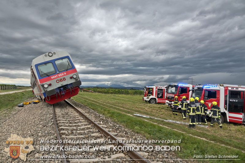 20250902_Pkw kollidiert mit Triebwagen der Aspangbahn in Guenselsdorf   Foto: Stefan Schneider BFKDO BADEN