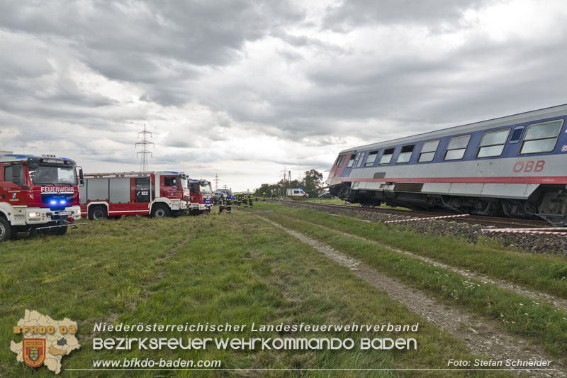 20250902_Pkw kollidiert mit Triebwagen der Aspangbahn in Guenselsdorf   Foto: Stefan Schneider BFKDO BADEN