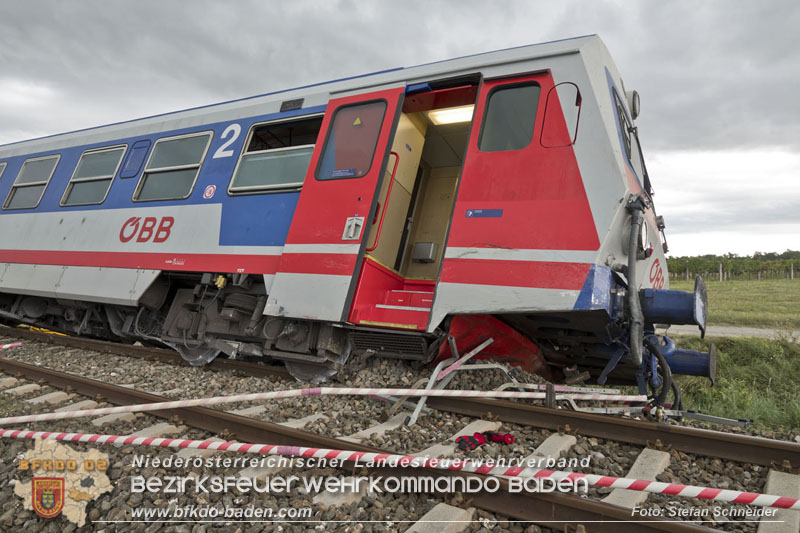 20250902_Pkw kollidiert mit Triebwagen der Aspangbahn in Guenselsdorf   Foto: Stefan Schneider BFKDO BADEN