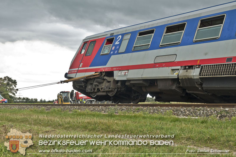 20250902_Pkw kollidiert mit Triebwagen der Aspangbahn in Guenselsdorf   Foto: Stefan Schneider BFKDO BADEN