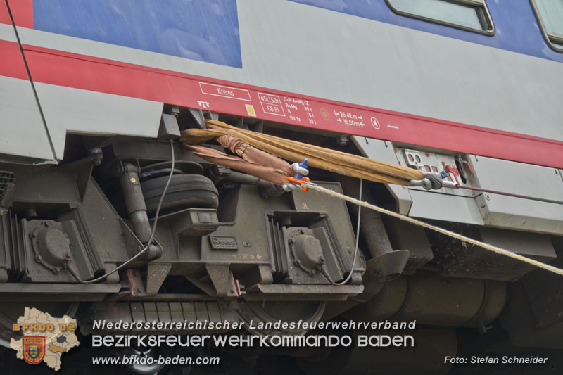 20250902_Pkw kollidiert mit Triebwagen der Aspangbahn in Guenselsdorf   Foto: Stefan Schneider BFKDO BADEN