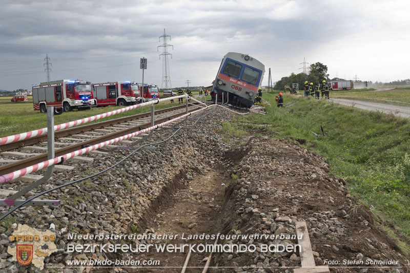 20250902_Pkw kollidiert mit Triebwagen der Aspangbahn in Guenselsdorf   Foto: Stefan Schneider BFKDO BADEN