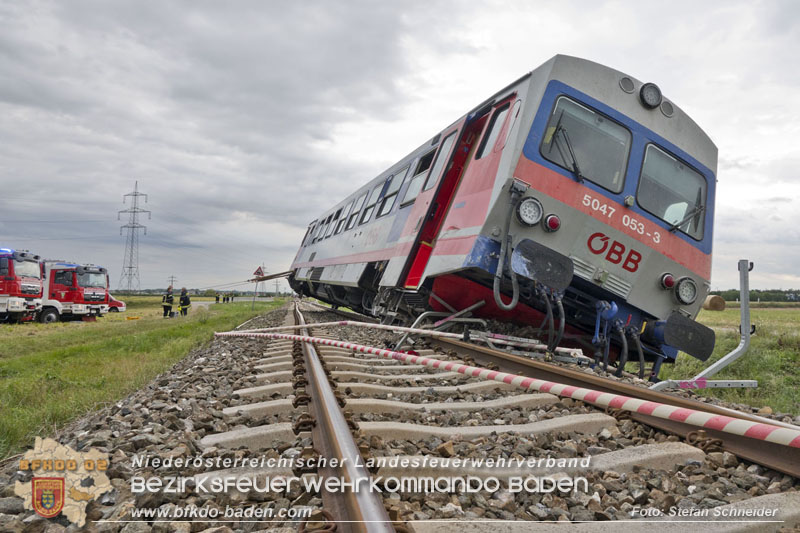 20250902_Pkw kollidiert mit Triebwagen der Aspangbahn in Guenselsdorf   Foto: Stefan Schneider BFKDO BADEN