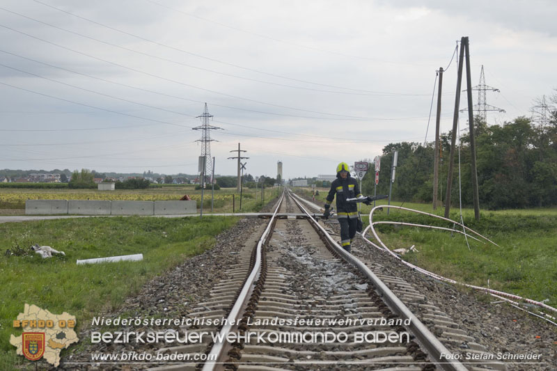 20250902_Pkw kollidiert mit Triebwagen der Aspangbahn in Guenselsdorf   Foto: Stefan Schneider BFKDO BADEN