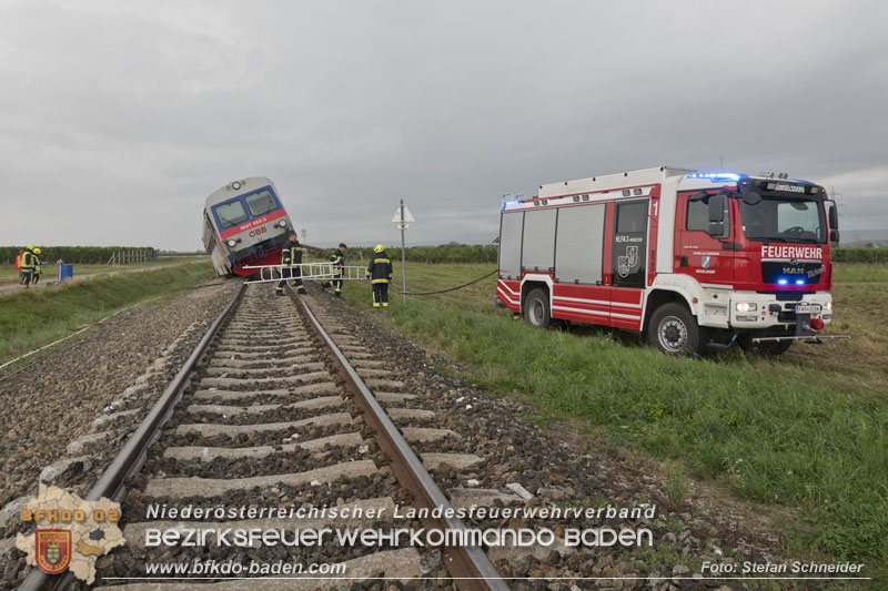 20250902_Pkw kollidiert mit Triebwagen der Aspangbahn in Guenselsdorf   Foto: Stefan Schneider BFKDO BADEN