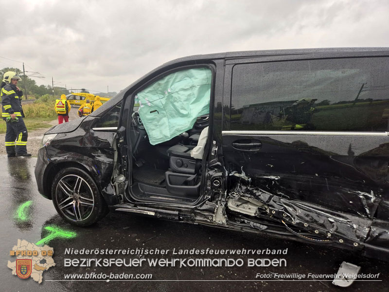 20250910_Menschenrettung nach Verkehrsunfall auf der L4049 Foto: Freiwillige Feuerwehr Weigelsdorf 20250910_Menschenrettung nach Verkehrsunfall auf der L4049 Foto: Freiwillige Feuerwehr Weigelsdorf