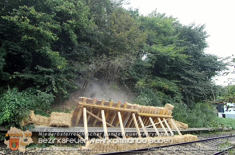 20250912_Felsblock droht auf die Geleise der Triestingtal Bahnstrecke zu stürzen - Kontrollierte Sprengung   Foto: Freiwillige Feuerwehr Berndorf-Stadt / Florian Stadler