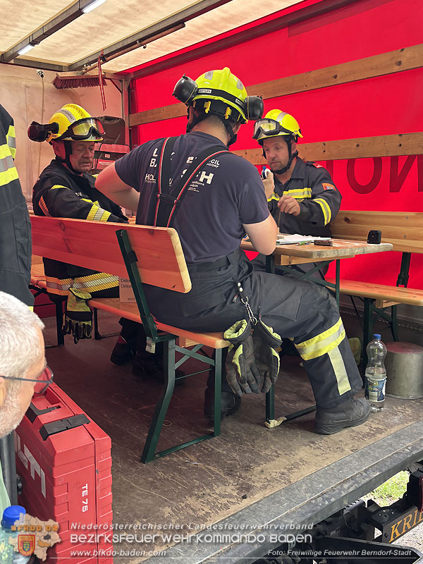 20250912_Felsblock droht auf die Geleise der Triestingtal Bahnstrecke zu stürzen - Kontrollierte Sprengung Foto: Freiwillige Feuerwehr Berndorf-Stadt / Peter Schiffner