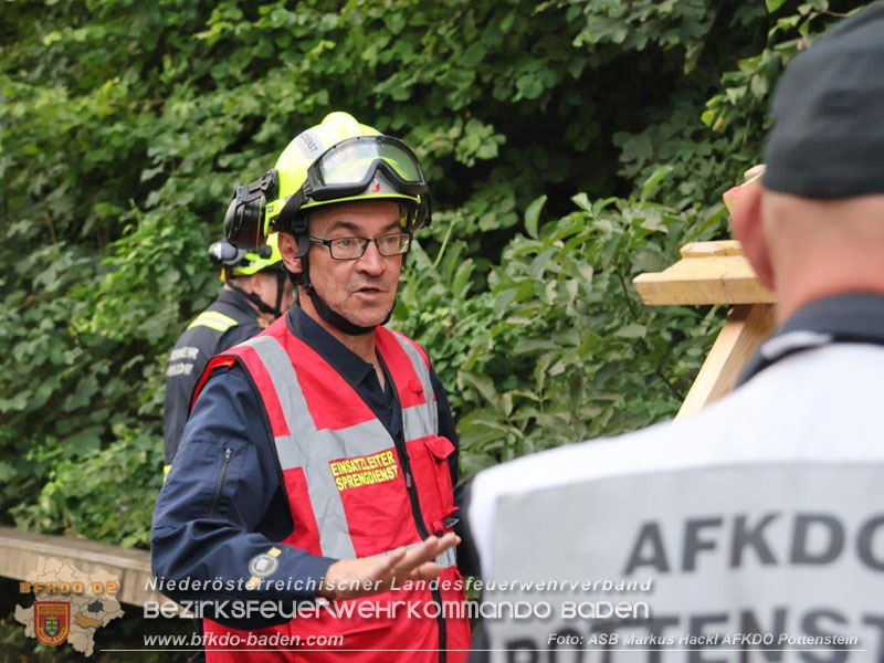 20250912_Felsblock droht auf die Geleise der Triestingtal Bahnstrecke zu stürzen - Kontrollierte Sprengung Foto: ASB ÖA Markus Hackl AFKDO Pottenstein
